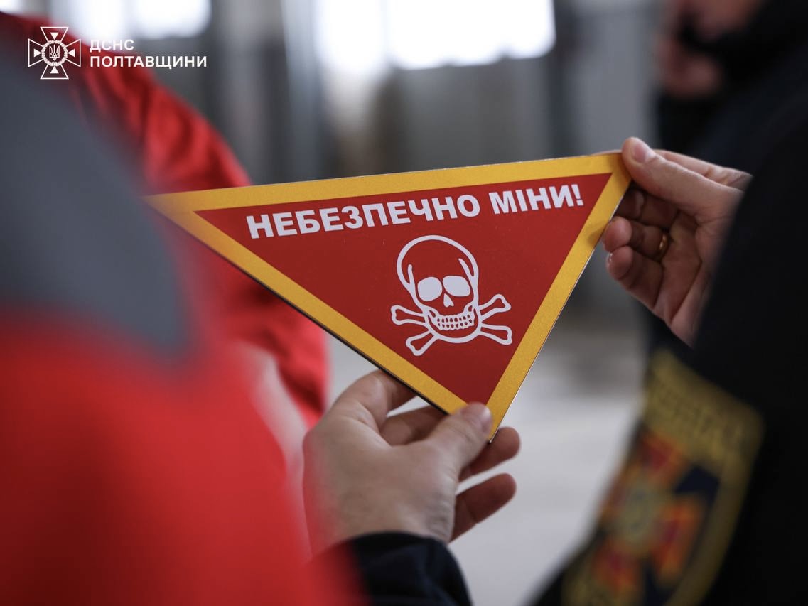 Український Червоний Хрест передає тисячі попереджувальних знаків для позначення мінної небезпеки в громадах