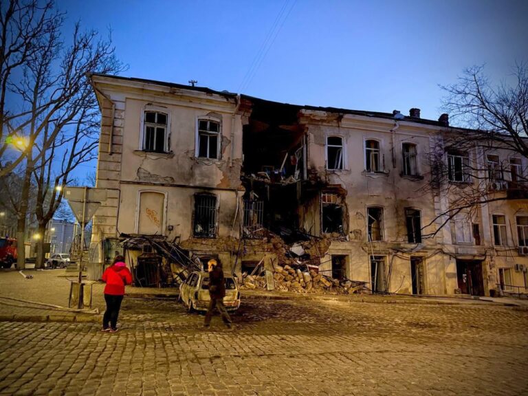 Odesa: Ukrainian Red Cross team assists those affected by overnight attack