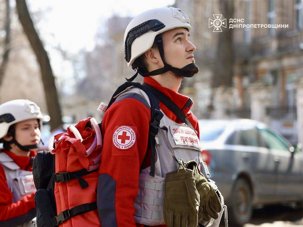 Dnipro: The Ukrainian Red Cross provides assistance at the site of ...