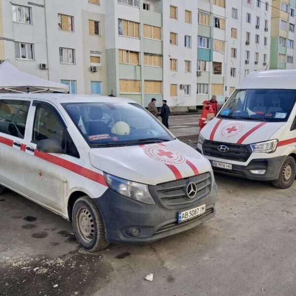 Український Червоний Хрест надає допомогу постраждалим на місцях ударів у Дніпрі та Харкові