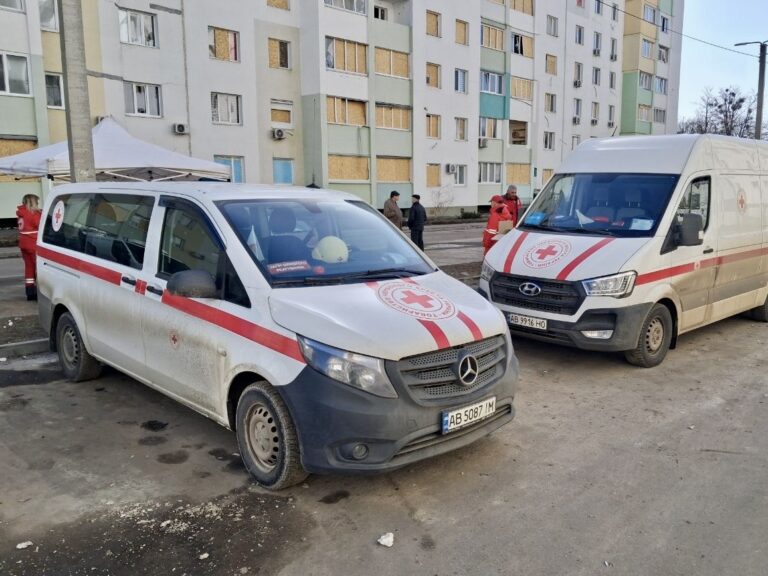 Український Червоний Хрест надає допомогу постраждалим на місцях ударів у Дніпрі та Харкові