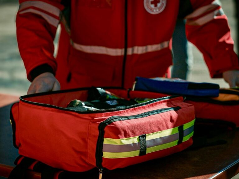 50 колективних аптечок для порятунку: Український Червоний Хрест посилив аварійні поїзди Укрзалізниці