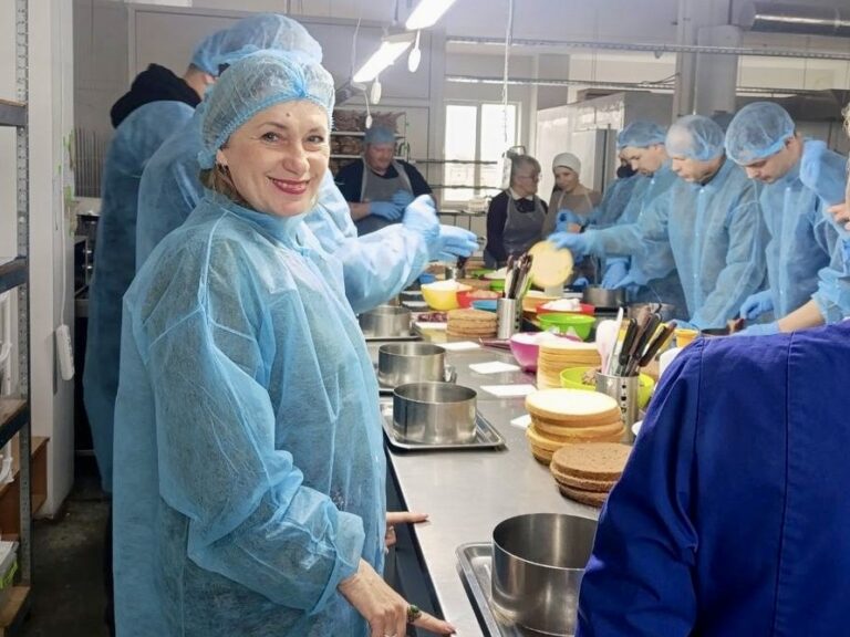 In Khmelnytskyi, veterans undergoing rehabilitation visited the Likeria confectionery as part of the Reboot programme