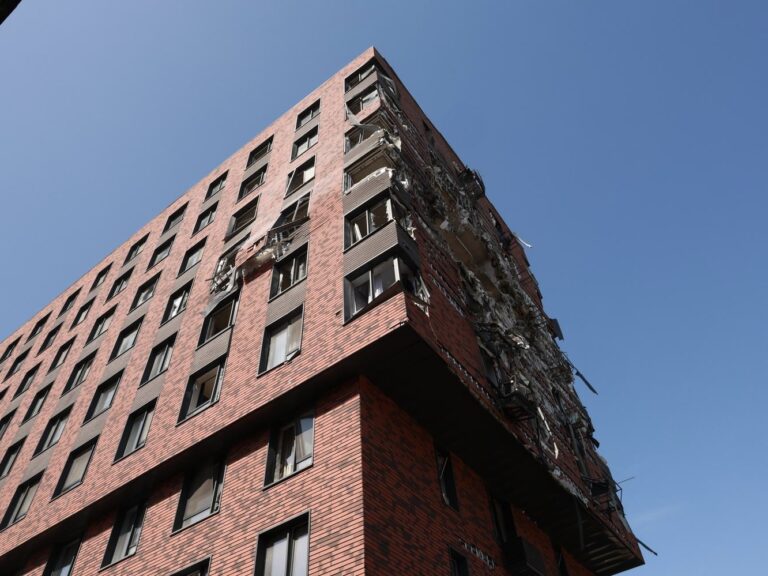 Український Червоний Хрест працює на місці удару у Дніпрі