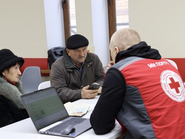 Evacuees from frontline areas receive financial assistance from the Ukrainian Red Cross