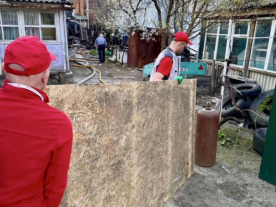 The Ukrainian Red Cross provides assistance at the sites of the strikes ...