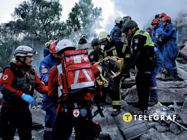 У Києві Український Червоний Хрест працює на місці ліквідації наслідків нічної атаки