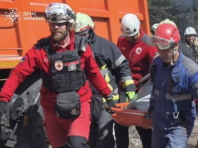 Триває реагування на наслідки удару по житловому будинку у Дарницькому районі Києва