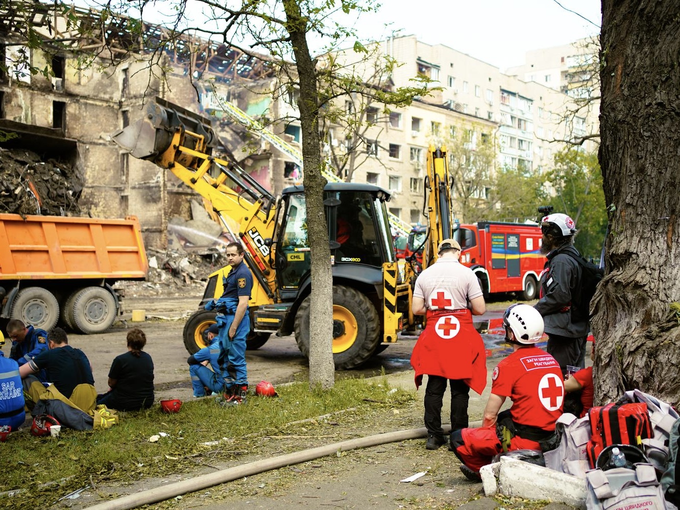 The Ukrainian Red Cross team responded to the aftermath of attacks on ...