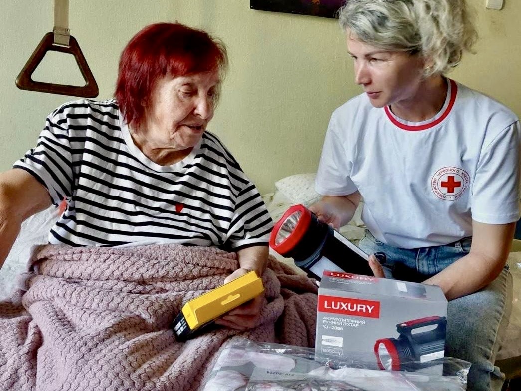 Соціальні помічники Українського Червоного Хреста на Чернігівщині видали набори з ліхтариками, павербанками та постільною білизною підопічним&hellip;