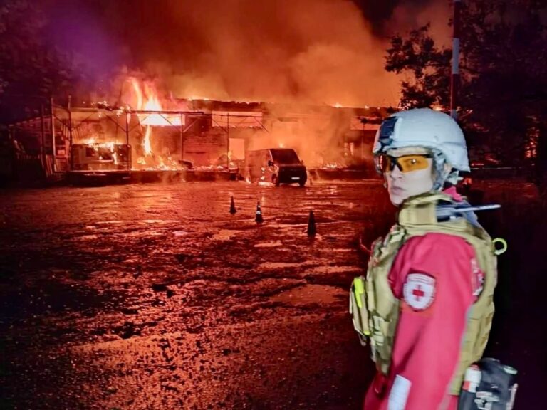 Команди загонів швидкого реагування Українського Червоного Хреста працювали на місцях ліквідації наслідків російських атак у Києві&hellip;