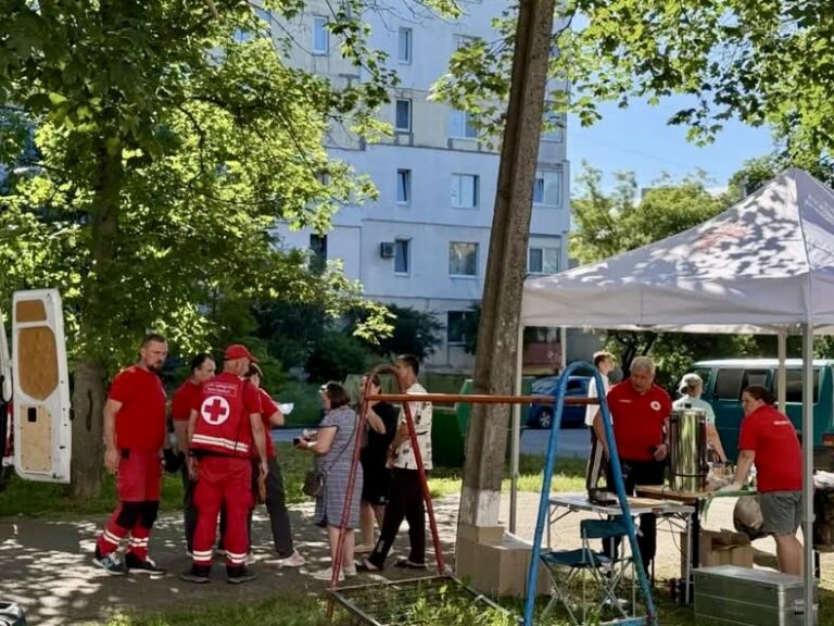 Полтава: на місці ліквідації наслідків чергової атаки працює Український Червоний Хрест