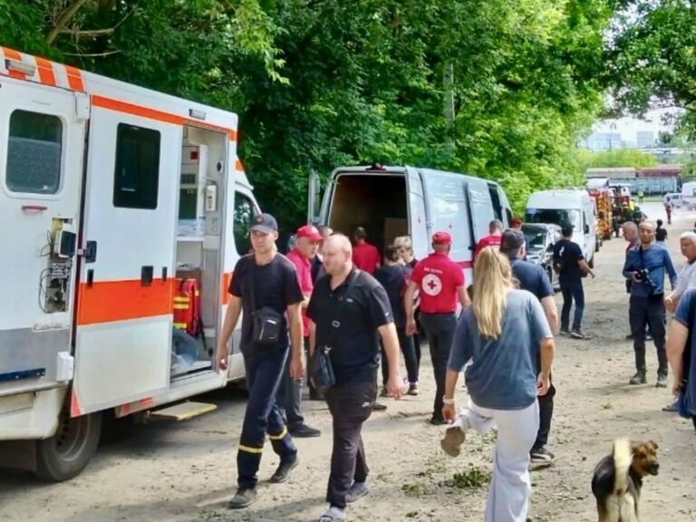Харків: команда Українського Червоного Хреста працювала на місці ранкового авіаудару