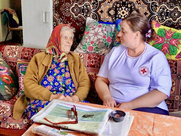 Близько 90 000 візитів соціальних робітників щомісяця: як Український Червоний Хрест допомагає тим, хто залишився на&hellip;