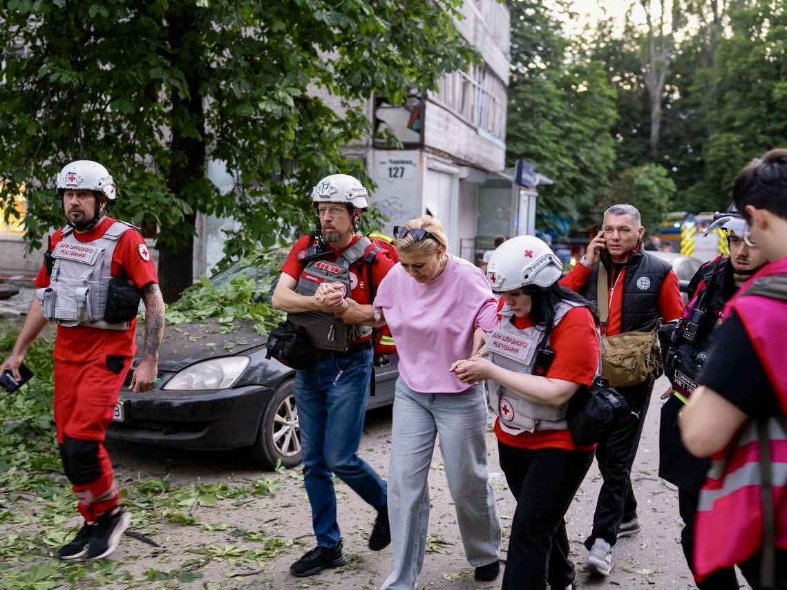 Запоріжжя: на місці чергового удару працює команда Українського Червоного Хреста