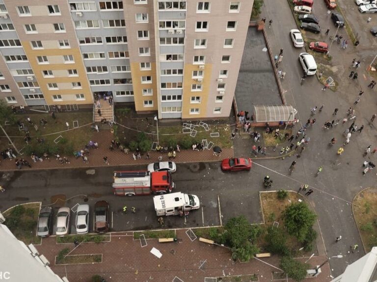 У Києві загін швидкого реагування Українського Червоного Хреста працював на місці влучання у багатоповерхівку