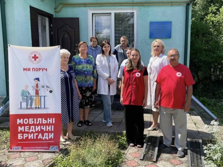 Мобільні медичні бригади Українського Червоного Хреста продовжують надавати первинну медичну допомогу людям у віддалених громадах Тернопільщини
