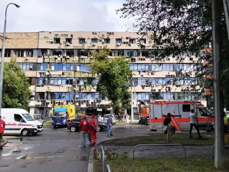 Команда Українського Червоного Хреста працювала на місцях ліквідації наслідків нічної атаки у Харкові