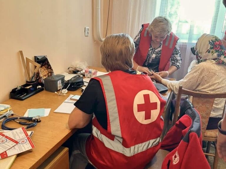 Мобільна медична бригада Українського Червоного Хреста працювала у селі Крупове на Рівненщині