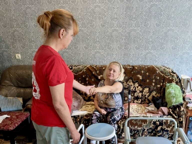 Мобільні реабілітаційні команди Українського Червоного Хреста на Одещині продовжують допомагати людям відновлювати функціональні можливості