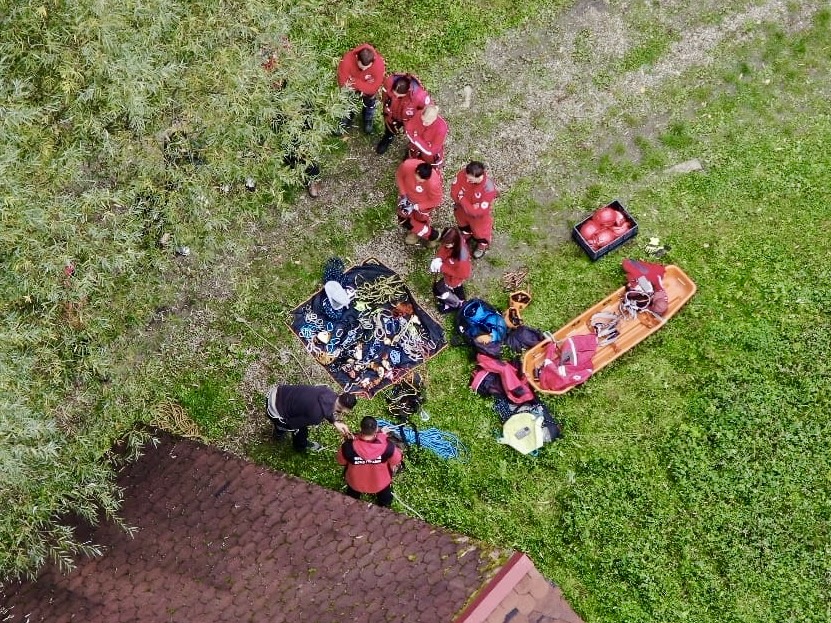 Волонтери загонів швидкого реагування Українського Червоного Хреста відпрацювали пошуково-рятувальні навички в горах