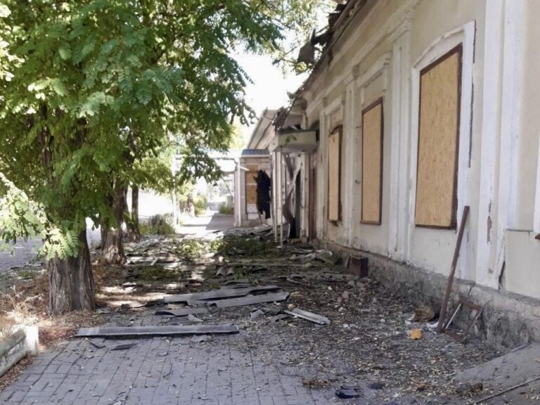 У Херсоні внаслідок російського обстрілу пошкоджено офіс Українського Червоного Хреста