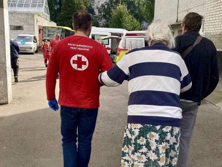 Транспортуваои 8 людей з маломобільних груп населення з транзитного пункту в Лозовій до лікарні у Кривому…
