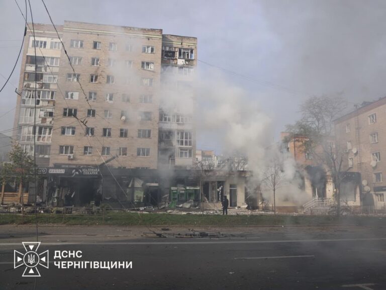 У Чернігові волонтери Українського Червоного Хреста допомагають постраждалим внаслідок удару по середмістю