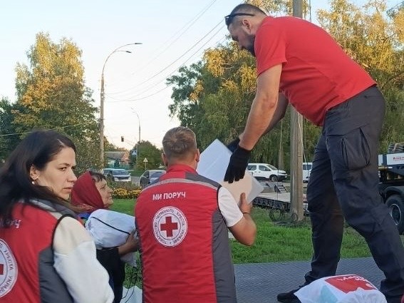 Команда Українського Червоного Хреста другу добу працює на місці наслідків удару по Прилуках