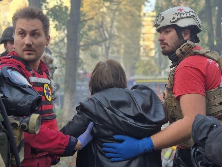 Київ: команда Українського Червоного Хреста працює на місці чергової атаки